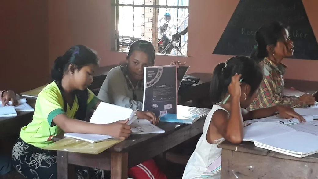 alunni della scuola RTOC di Siem Reap durante una lezione