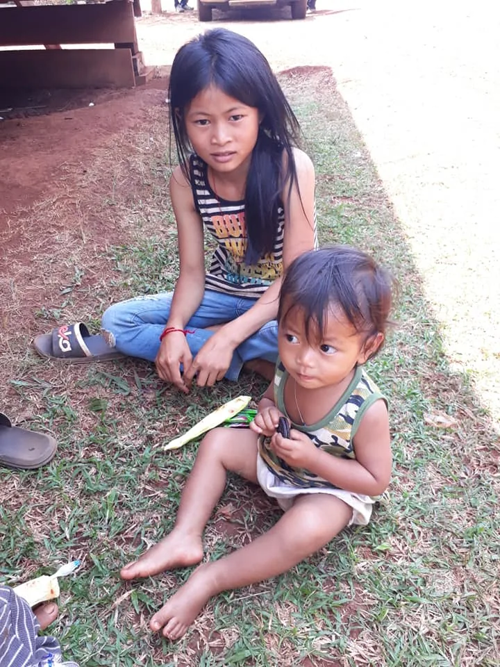 bambini giocano per terra nella provincia di Ratanakiri