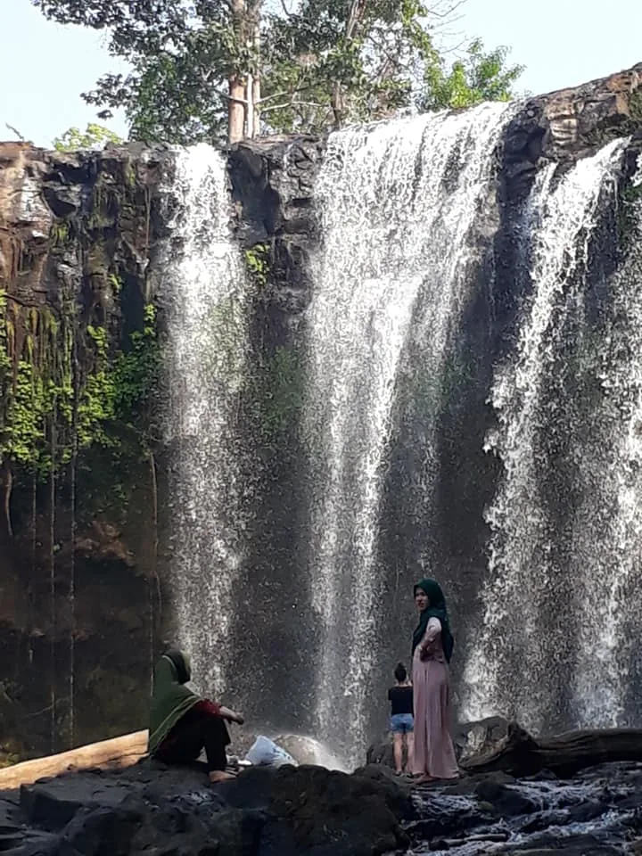 la bellissima cascata di Bou Sra, nella provincia di Mondulkiri, con due abitanti locali che si godono la frescura