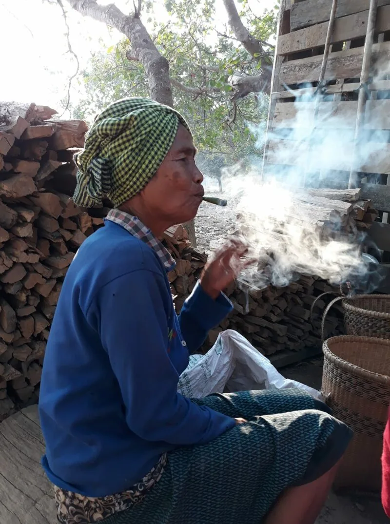donna cambogiana che fuma, provincia di Mondulkiri