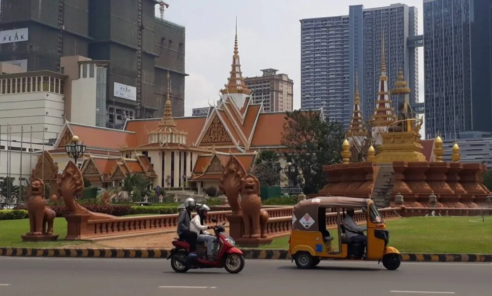 un tipico paesaggio di Phnom Penh, mix di templi antichi e moderni grattacieli