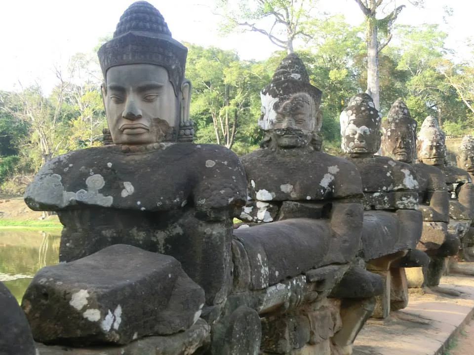 statue all'ingresso di Angkor