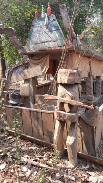 totem funerario che imbraccia una mitragliatrice nei dintorni del villaggio di Koh Pek