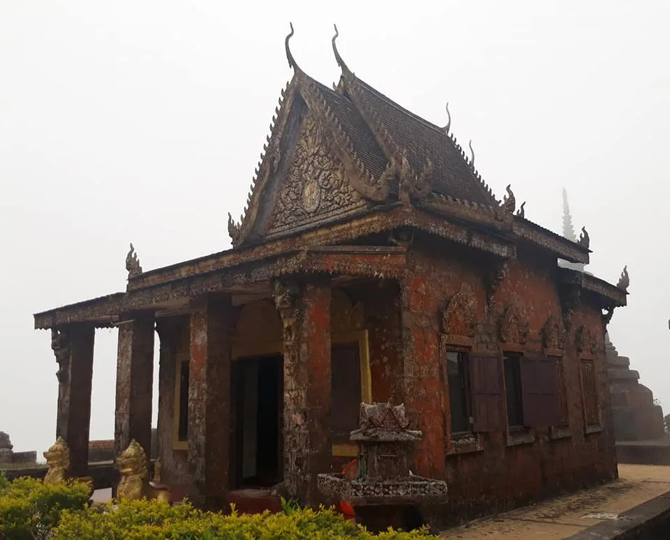 Il parco nazionale di Bokor e la città fantasma vecchia chiesa a Bokor, la città abbandonata