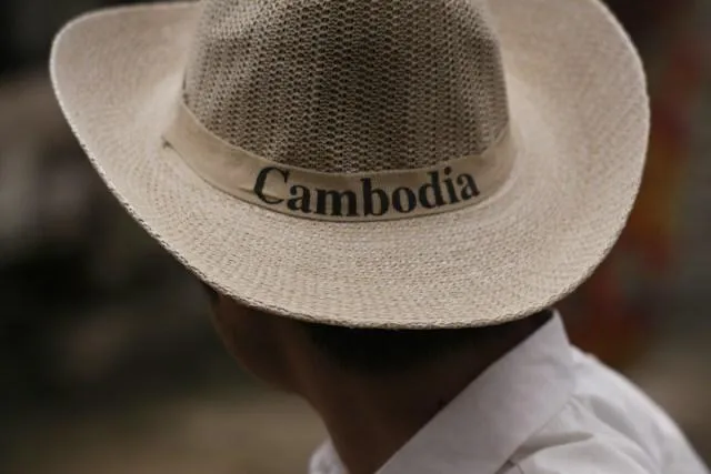 In viaggio verso il confine di Bavet Viaggiatore con un cappello di paglia con la scritta Cambodia, in viaggio verso il confine terrestre di Bavet in Cambogia