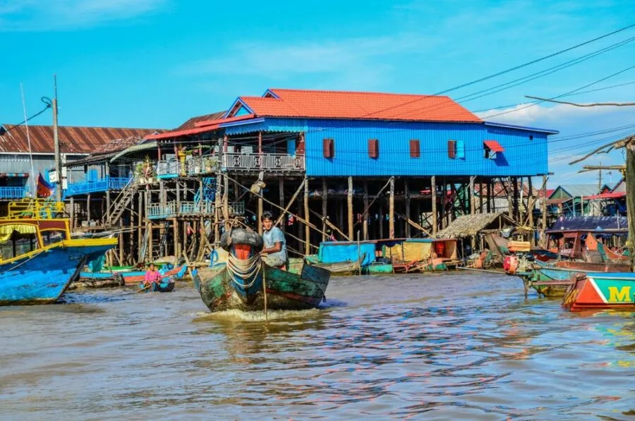 barche sul lago tonle sap attraversano un colorato villaggio galleggiante