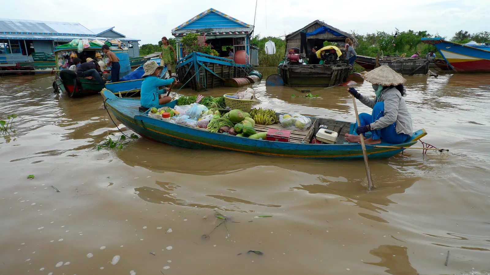 Il villaggio galleggiante di Tonlé Sap in Cambogia, con case su palafitta e barche degli ambulanti