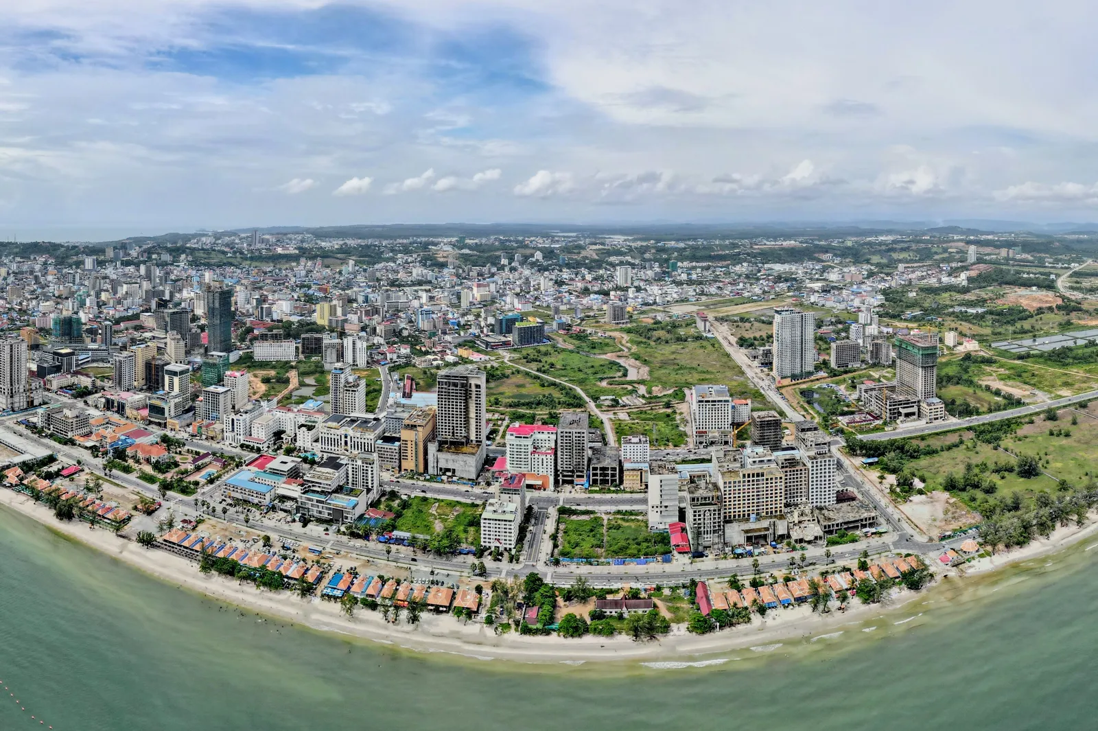 Vista aerea dei grattacieli e dei cantieri della nuova Sihanoukville visti dalla costa di Otres Beach, Cambogia