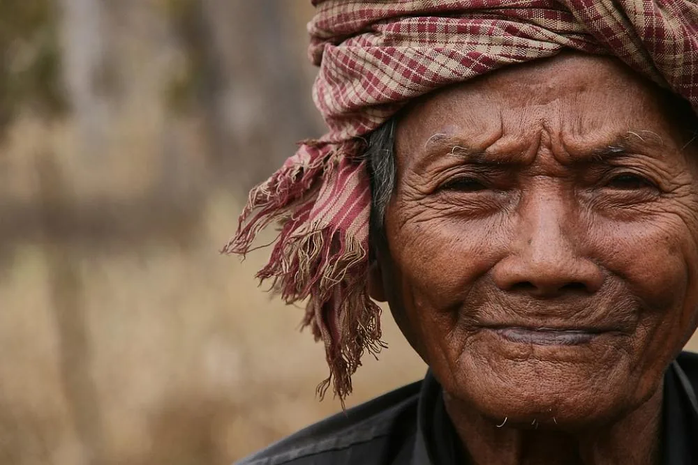 il nord-est della Cambogia, l'ultima frontiera volto di anziano uomo con tipico copricapo khmer