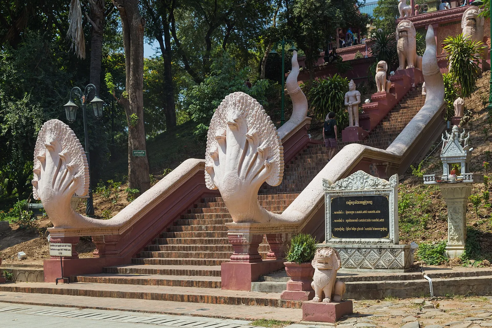 La scalinata dei naga di Wat Phnom La scalinata dei naga di Wat Phnom, la collina da cui Phnom Penh prende il nome, in Cambogia