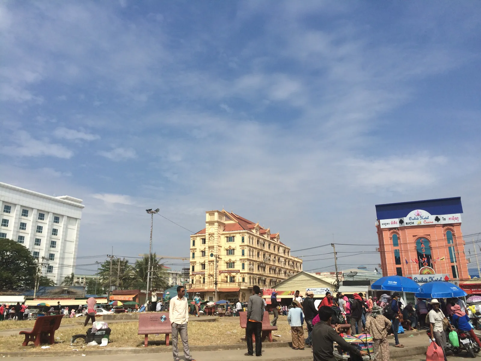 La zona di confine di Poipet Zona di confine di Poipet in Cambogia con edifici, bancarelle e viaggiatori in attesa di attraversare il confine con la Thailandia