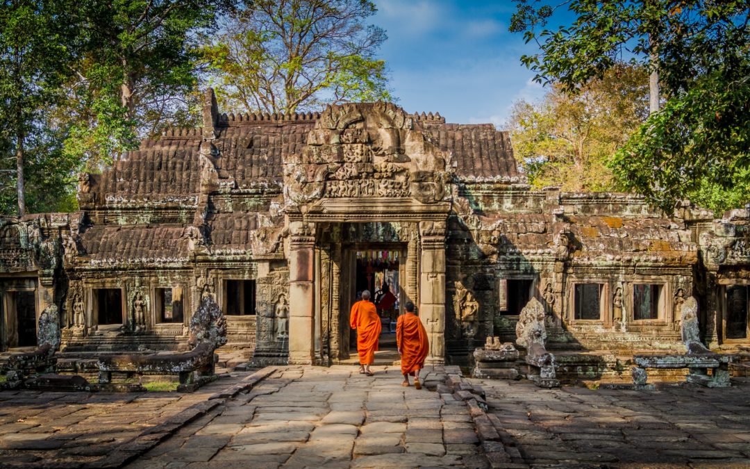 monaci nel tempio di Angkor, vacanze Cambogia 2021