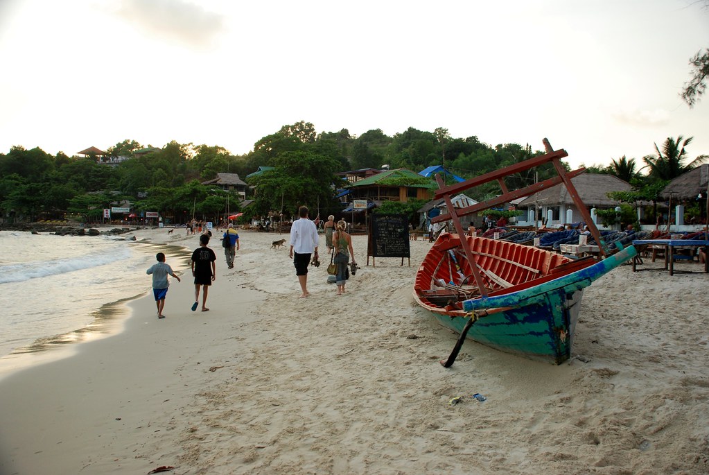 barca sulla spiaggia di sihanoukville