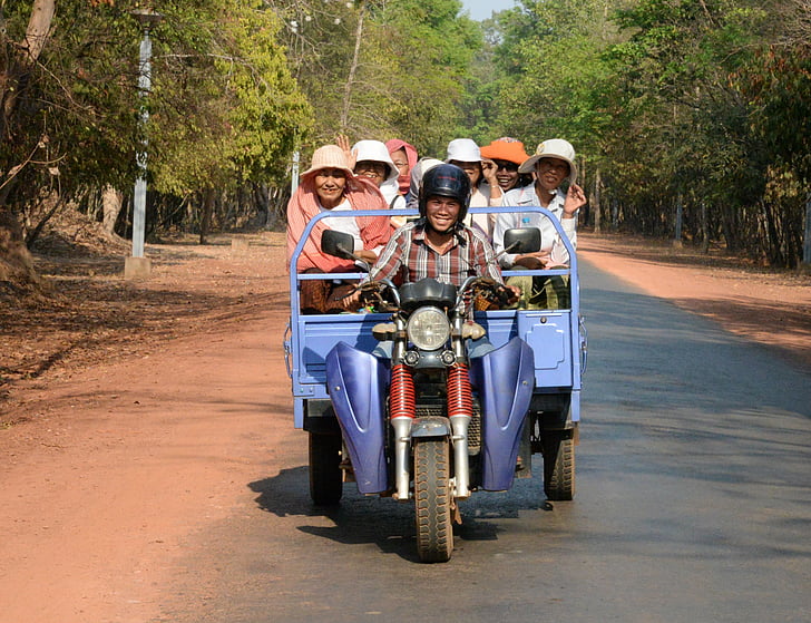 vacanze in cambogia: tuk tuk scooter