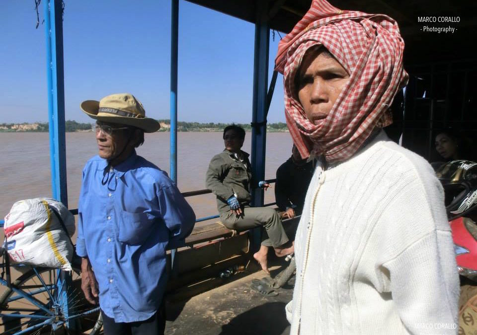 uomini khmer in viaggio verso Kratie