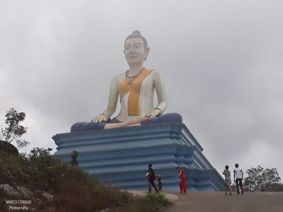 enorme statua colorata dell’eroina locale Lok Yeay Mao